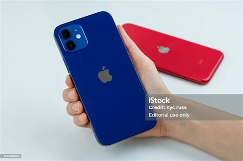 iPhone Merah dan Biru