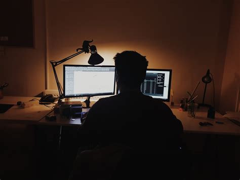 is it better to work in a dark room