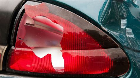 is it illegal to drive with a broken light
