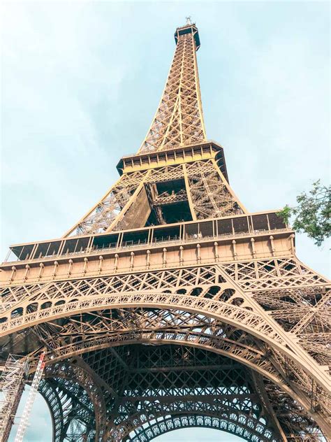 is it safe to go to the top of the eiffel tower