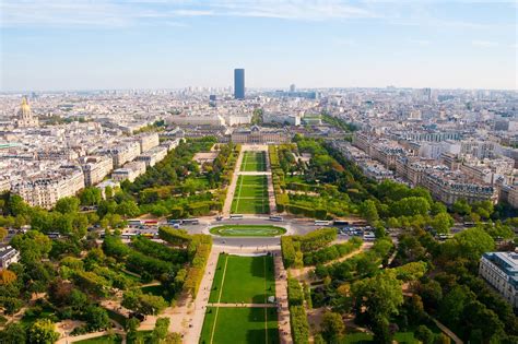 is the area around the eiffel tower safe
