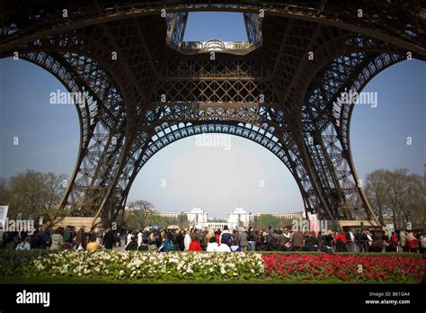 is the eiffel tower open for visitors