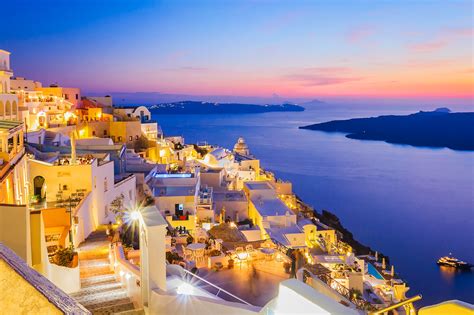 is there nightlife in santorini