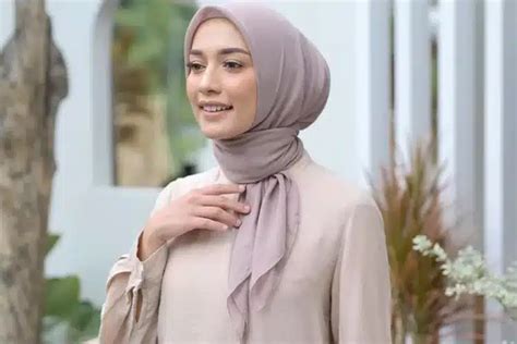 kombinasi-pakaian-dengan-hijab-segi-empat-lilit-leher
