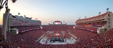 largest crowd for women's sporting event