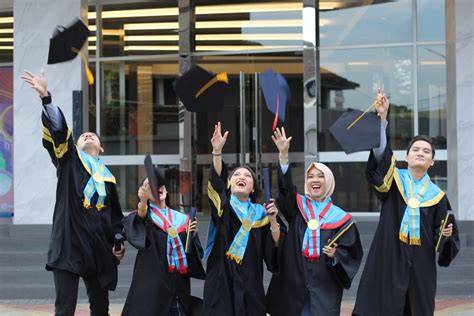 lulus kuliah