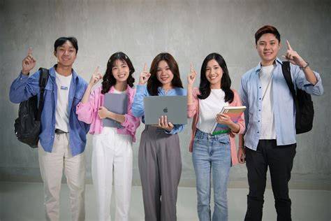 mahasiswa multimedia bekerja