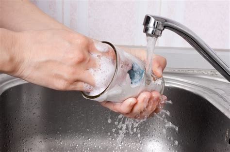 Cuci Gelas dengan Sabun dan Air Hangat