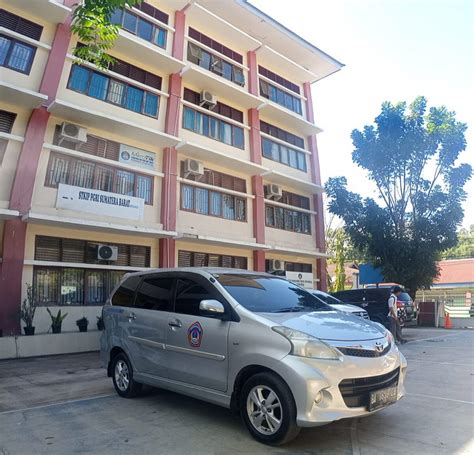 Mobil kampus sedang parkir