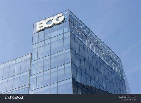 Gedung perkantoran modern dengan logo perusahaan konsultan