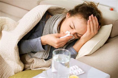 Orang sakit di tempat tidur dilihat orang lain