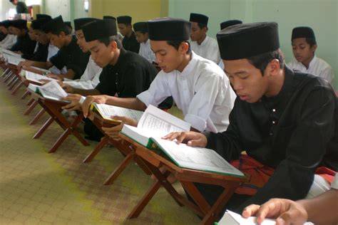 Ilustrasi orang membaca Al-Quran