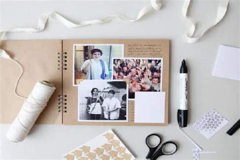 orang membuat scrapbook