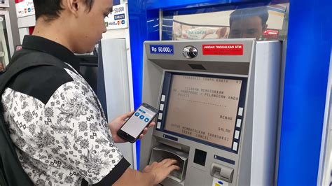 orang menggunakan ATM