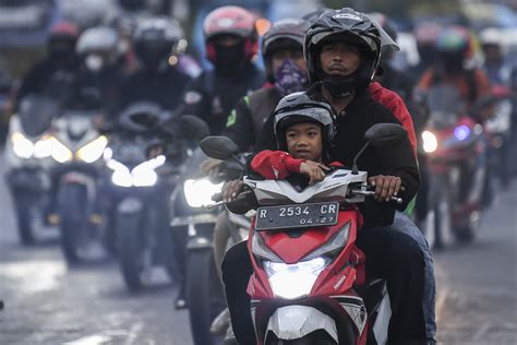 orang naik motor