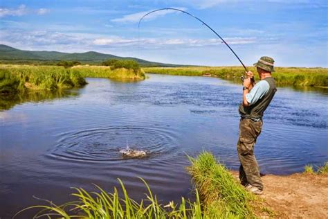 Orang sedang memancing ikan