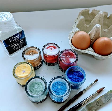 Paint brushes egg tempera