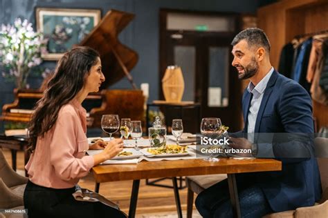 pasangan makan malam romantis