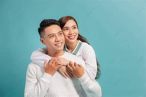 Pasangan romantis berpelukan