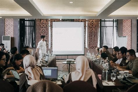 Pegawai mengikuti workshop