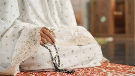 person doing dzikir