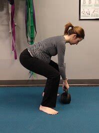 Orang mengambil barang dari lantai (mirip squat)