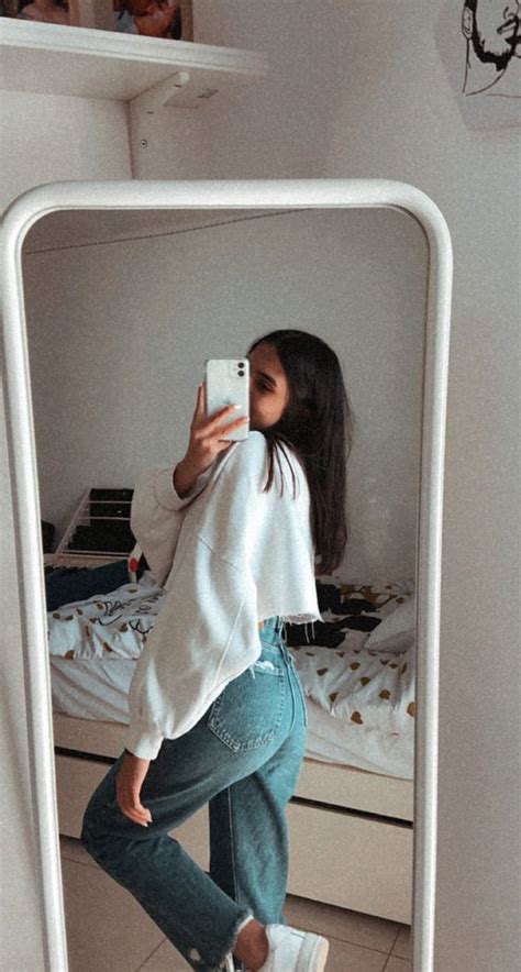 pose candid