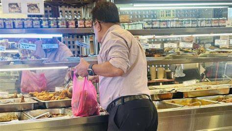 Pria Borong Ayam Tiap Hari