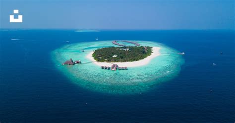 Pulau dikelilingi air