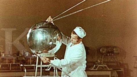 satelit buatan pertama
