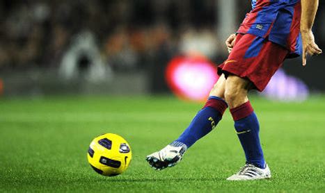 Pemain sepak bola sedang passing