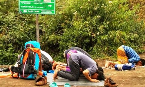 Gambar ilustrasi orang salat di perjalanan