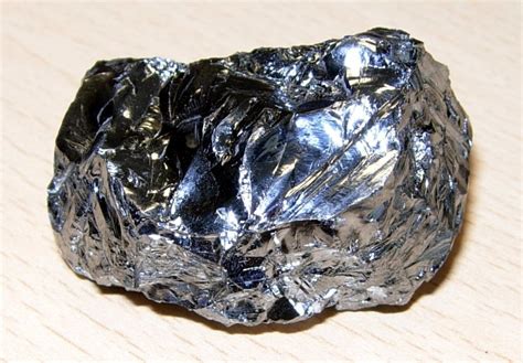 silicon is a metallic element right or wrong