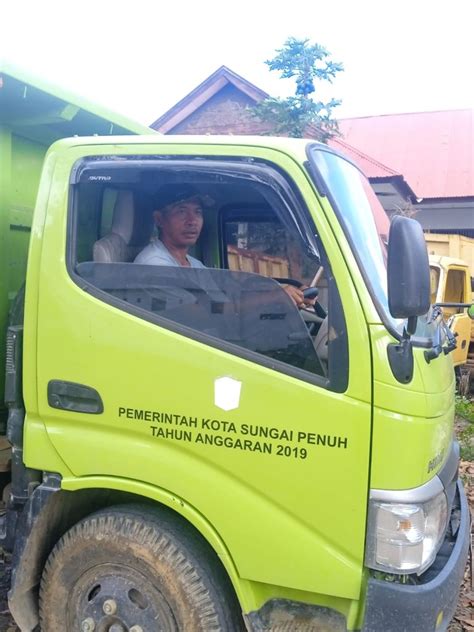 sopir dump truck