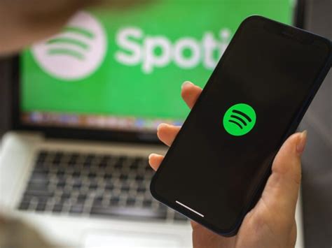 spotify app stops playing when screen is off