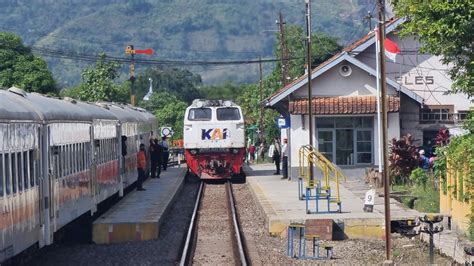 Stasiun kereta api dengan kereta bergerak