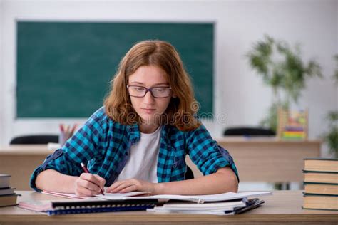 Ilustrasi siswa belajar serius untuk ujian