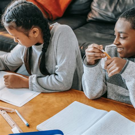 Ilustrasi siswa belajar teratur dan aktif di kelas