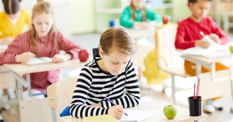 Ilustrasi siswa mengerjakan ulangan di kelas