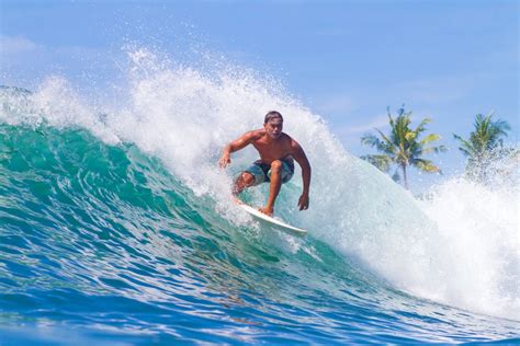 Surfing Pantai