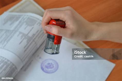 tangan memegang stempel