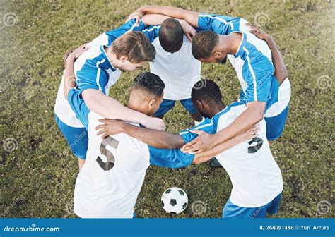 Tim sepak bola bekerja sama