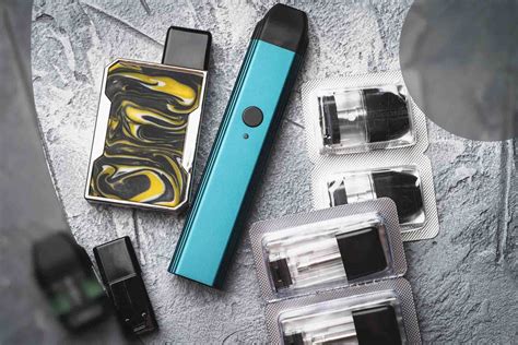 vaper using pod system