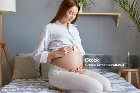 wanita hamil melihat perutnya