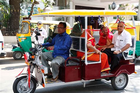 what's the difference between a rickshaw and a tuk tuk