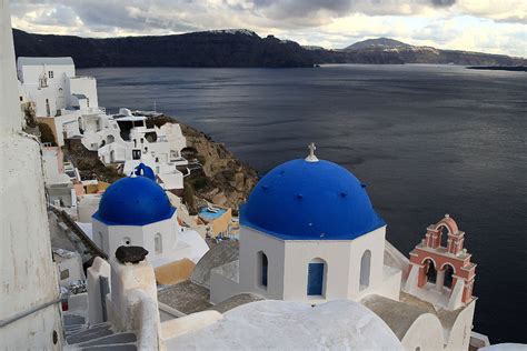what's the temperature in santorini in december