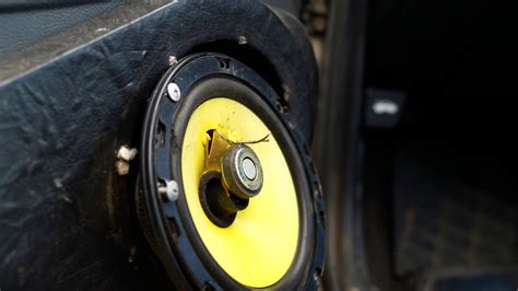 what causes a speaker to crackle
