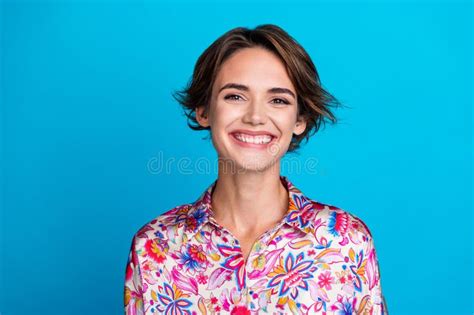 what color to wear with a blue background