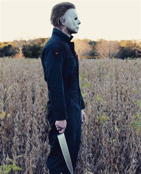 what does michael myers use to kill