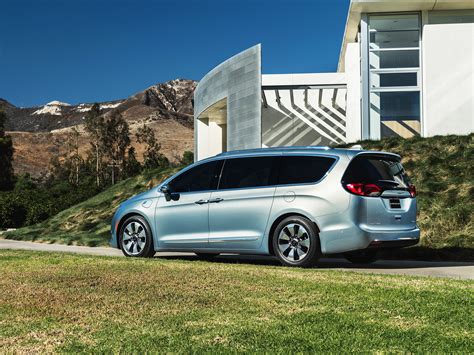 what is a plug in hybrid minivan